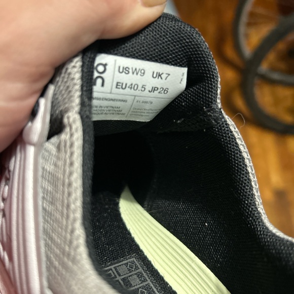 Like New On Cloud Sneakers Size 9 - Picture 3 of 4